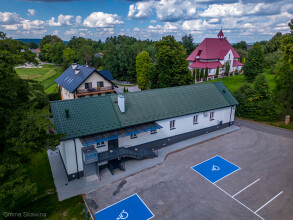 Zdjęcie przedstawia budynek Centrum Aktywności Kulturalnej w Jaskowicach