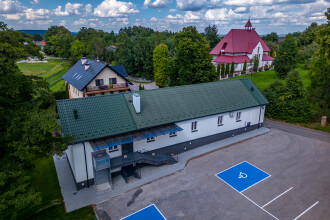 Zdjęcie przedstawia budynek Centrum Aktywności Kulturalnej w Jaskowicach