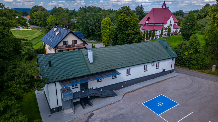 Zdjęcie przedstawia budynek Centrum Aktywności Kulturalnej w Jaskowicach